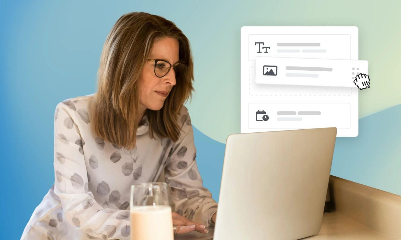 Frau erstellt Inhalte auf einem Laptop mit Drag-and-Drop-Funktion.